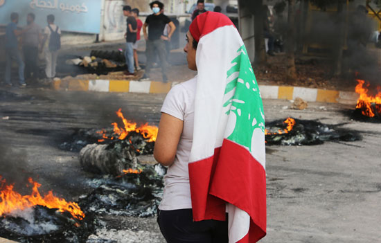 اشعال النيران فى شوارع بيروت