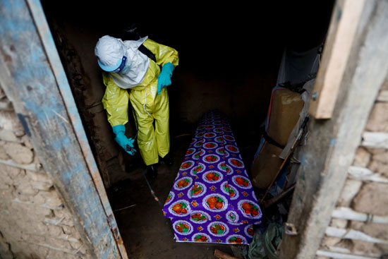 رجال مكافحة الإيبولا