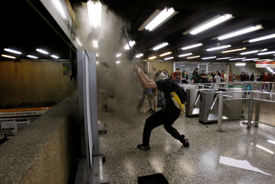 العنف داخل محطات المترو