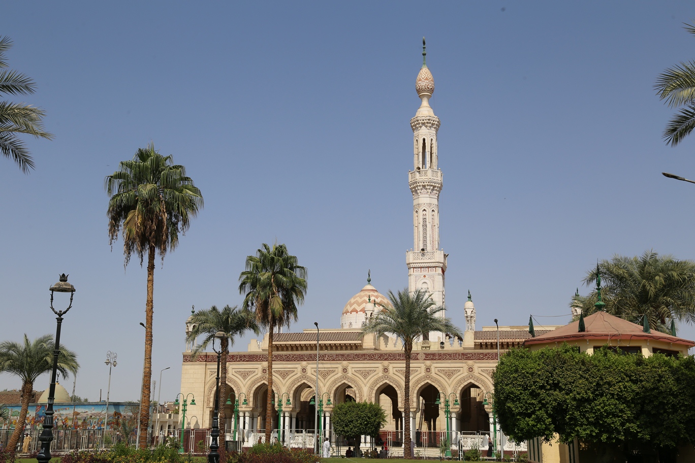 2 محافظ قنا يتفقد تطوير مسجد القنائى