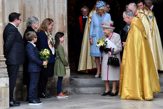 ملكة بريطانيا تلقى ترحيبا من الحضور