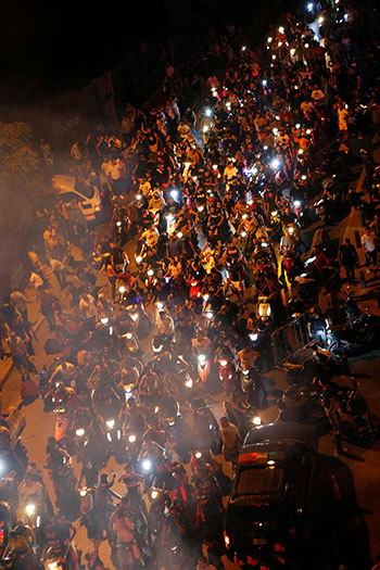 مسيرة احتجاجية على أضواء الهواتف