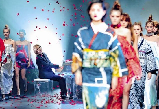 مصمم الأزياء و المغني الياباني Yoshiki أثناء العرض