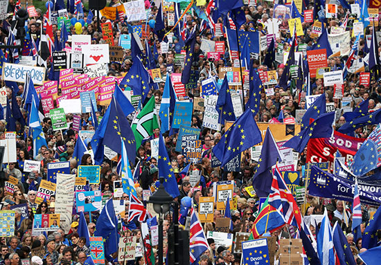 المتظاهرون يرفعون أعلام بريطانيا والاتحاد الأوروبى