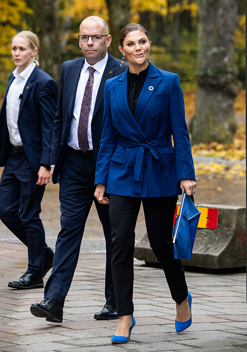 الأميرة فيكتوريا ترتدى بنطال أسود وسترة زرقاء للعمل