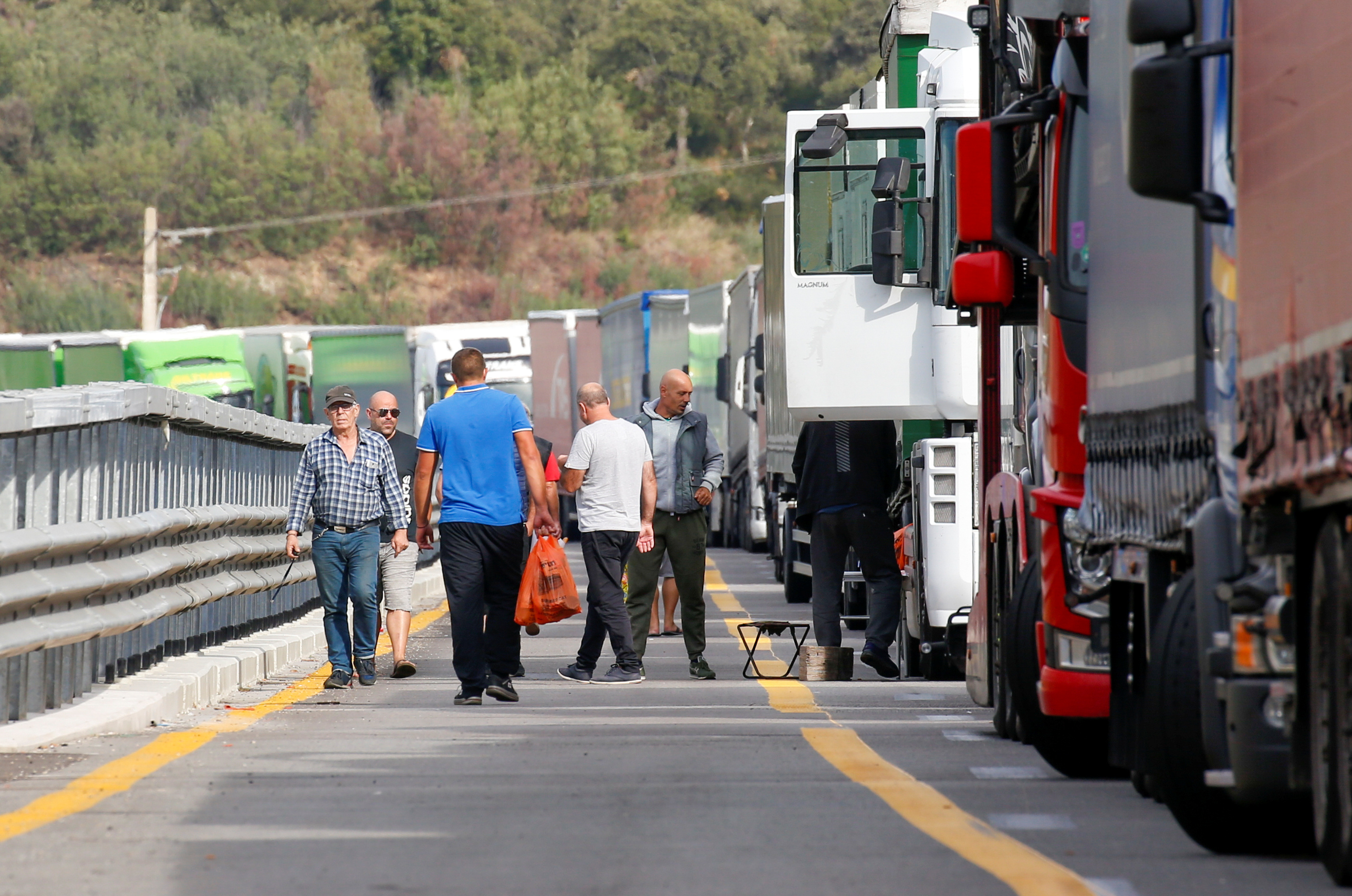 يقف السائقون على الطريق السريع في لو بيرثوس بالقرب من الحدود الفرنسية الإسبانية