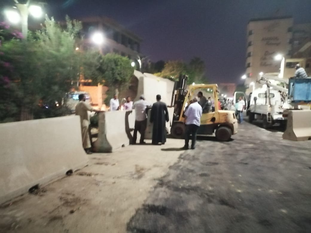 رئيس مدينة الأقصر يعلن فتح شارع الفنون وإزالة الحواجز الخرسانية لتوسعة الطريق قبل الموسم الشتوي (1)