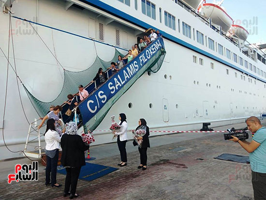 استقبال-السائحين-بالورود-فى-ميناء-الإسكندرية