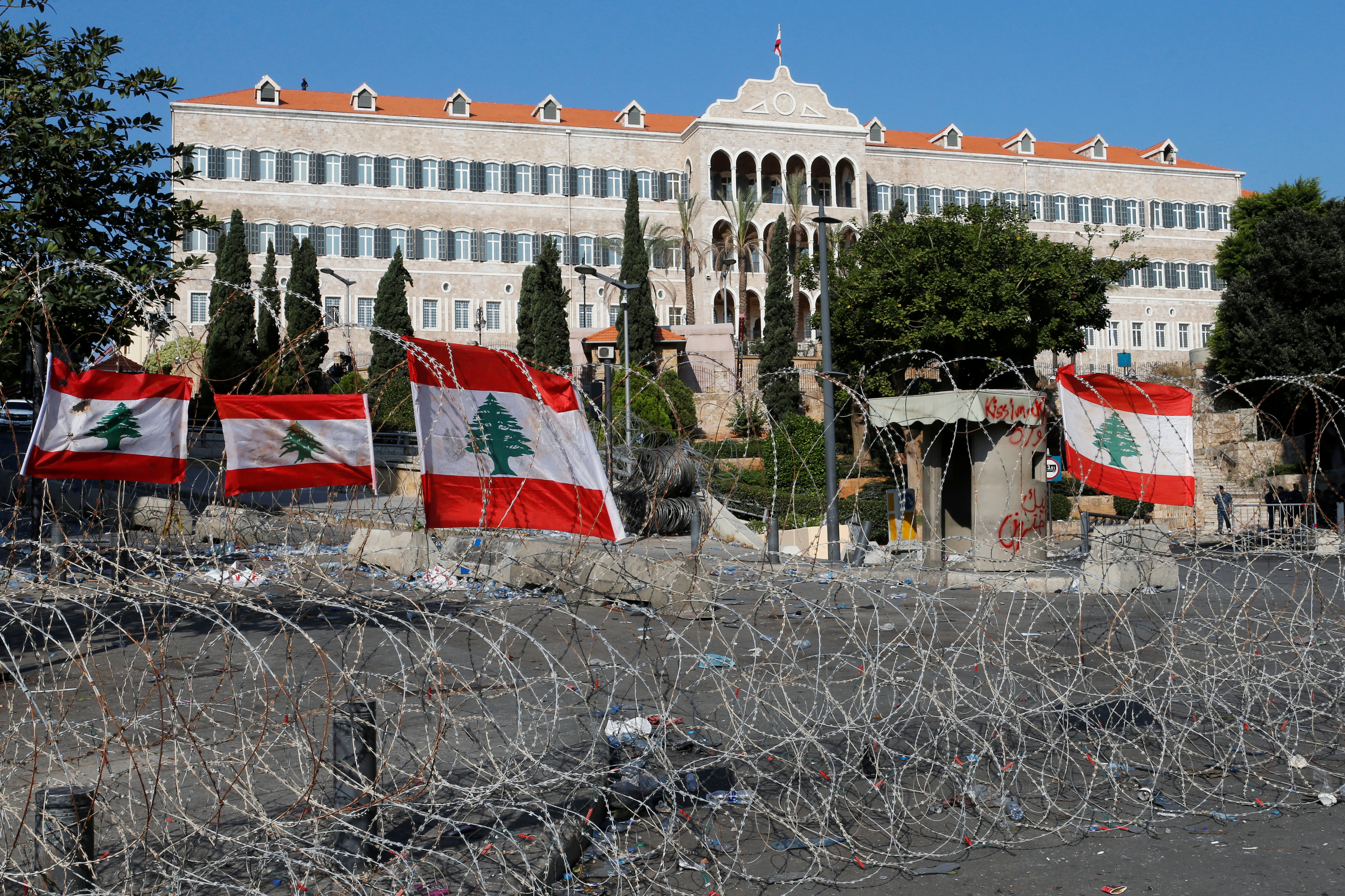 أعلام وطنية على أسلاك شائكة بالقرب من قصر الحكومة في بيروت