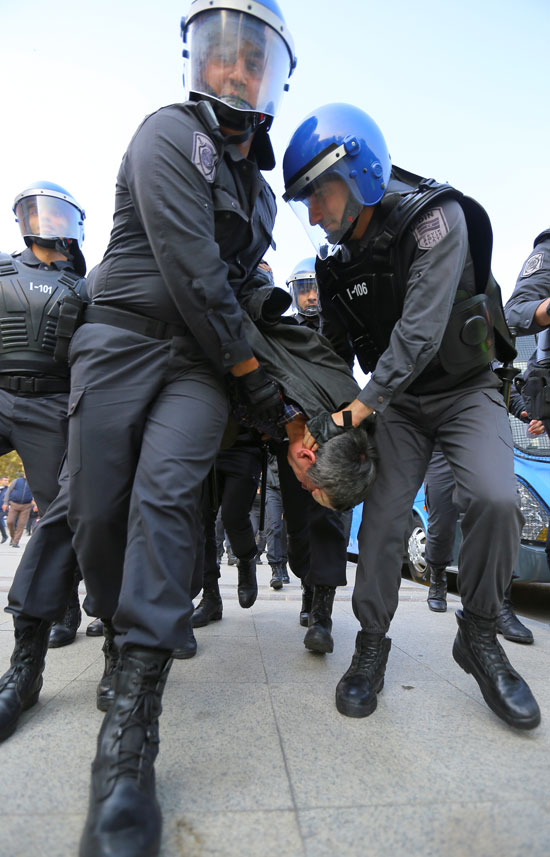شرطة أذربيجان تعتقل محتج