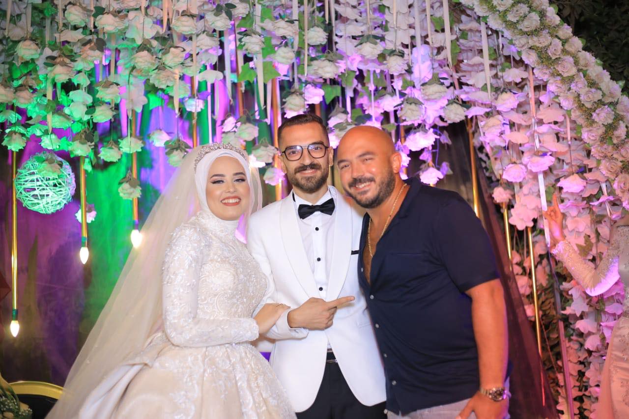 محمود العسيلى يلتقط صور تذكارية مع العروسين