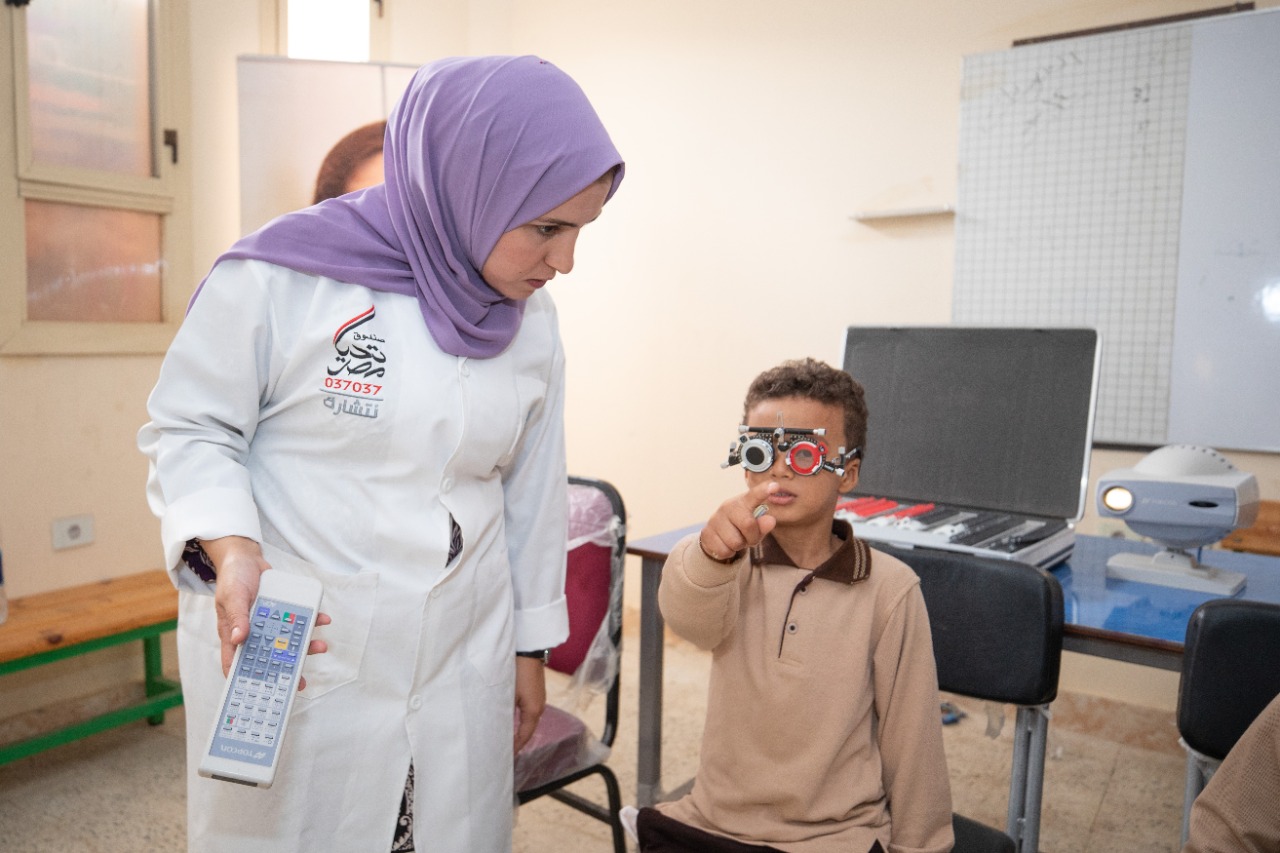 إجراء الكشف الطبي على طالب  2200 مدرسة حكومية وتوفير 132 ألف نظارة مجانا (4)