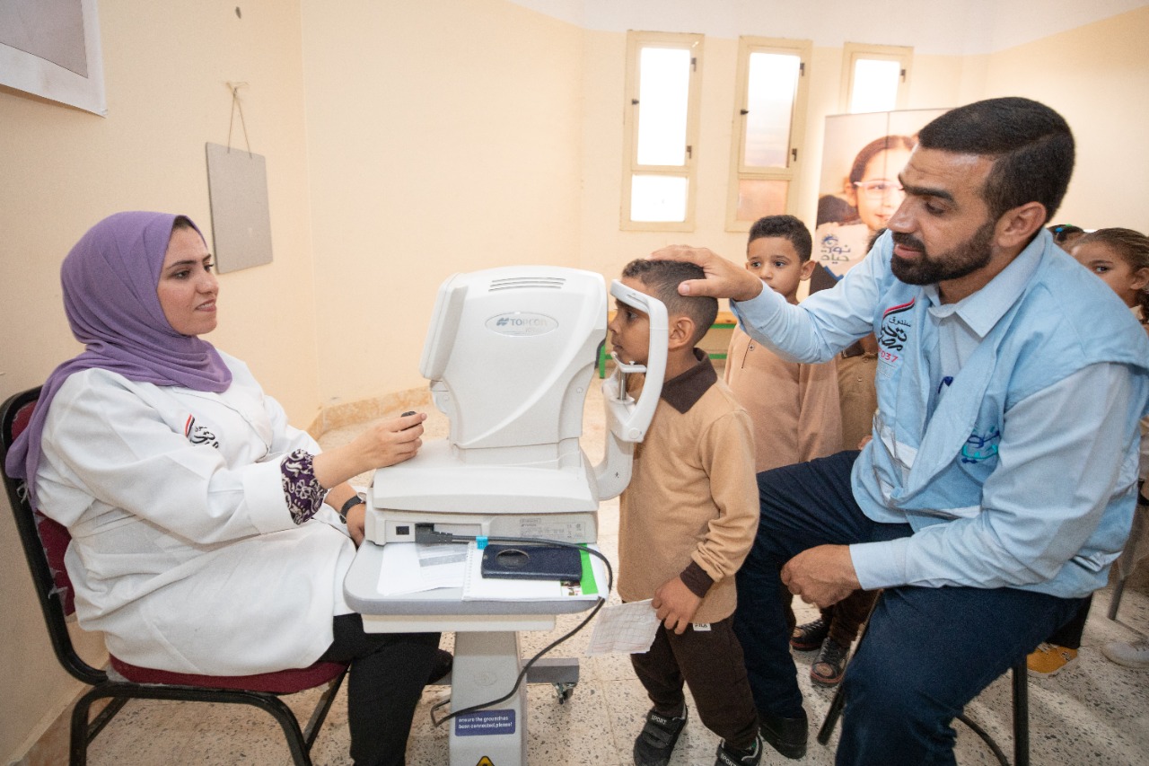 إجراء الكشف الطبي على طالب  2200 مدرسة حكومية وتوفير 132 ألف نظارة مجانا (6)