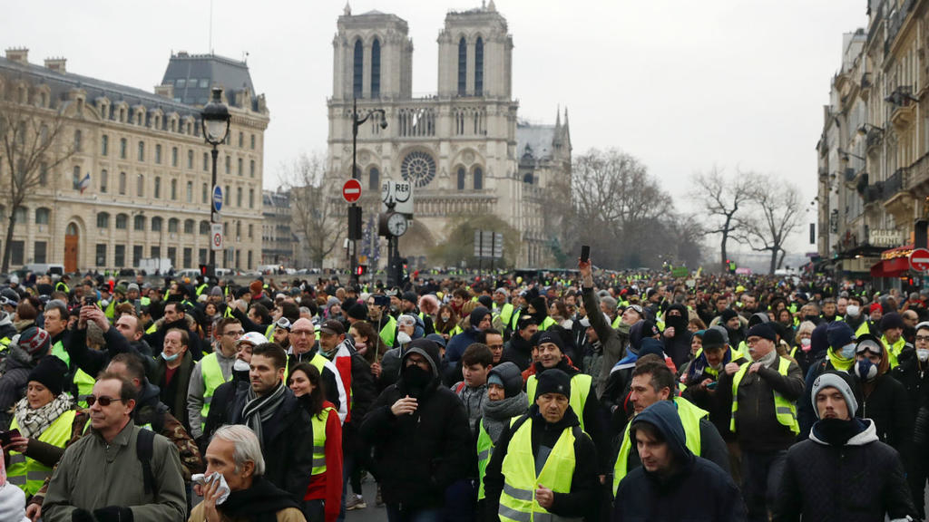 مظاهرات السترات الصفراء طالبت بحل البرلمان الفرنسى