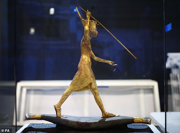 تمثال توت عنخ آمون بالمعرض