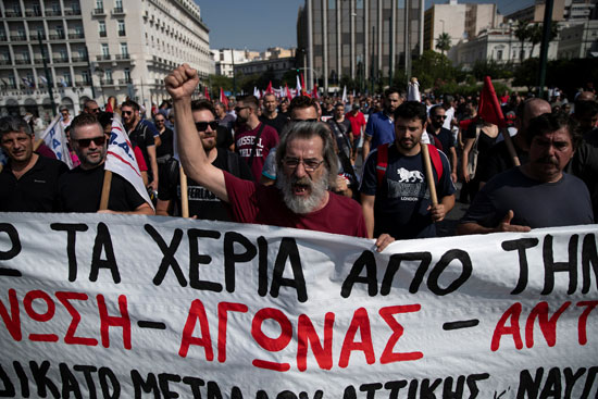 مئات المتظاهرين ينظمون المسيرات فى أثينا