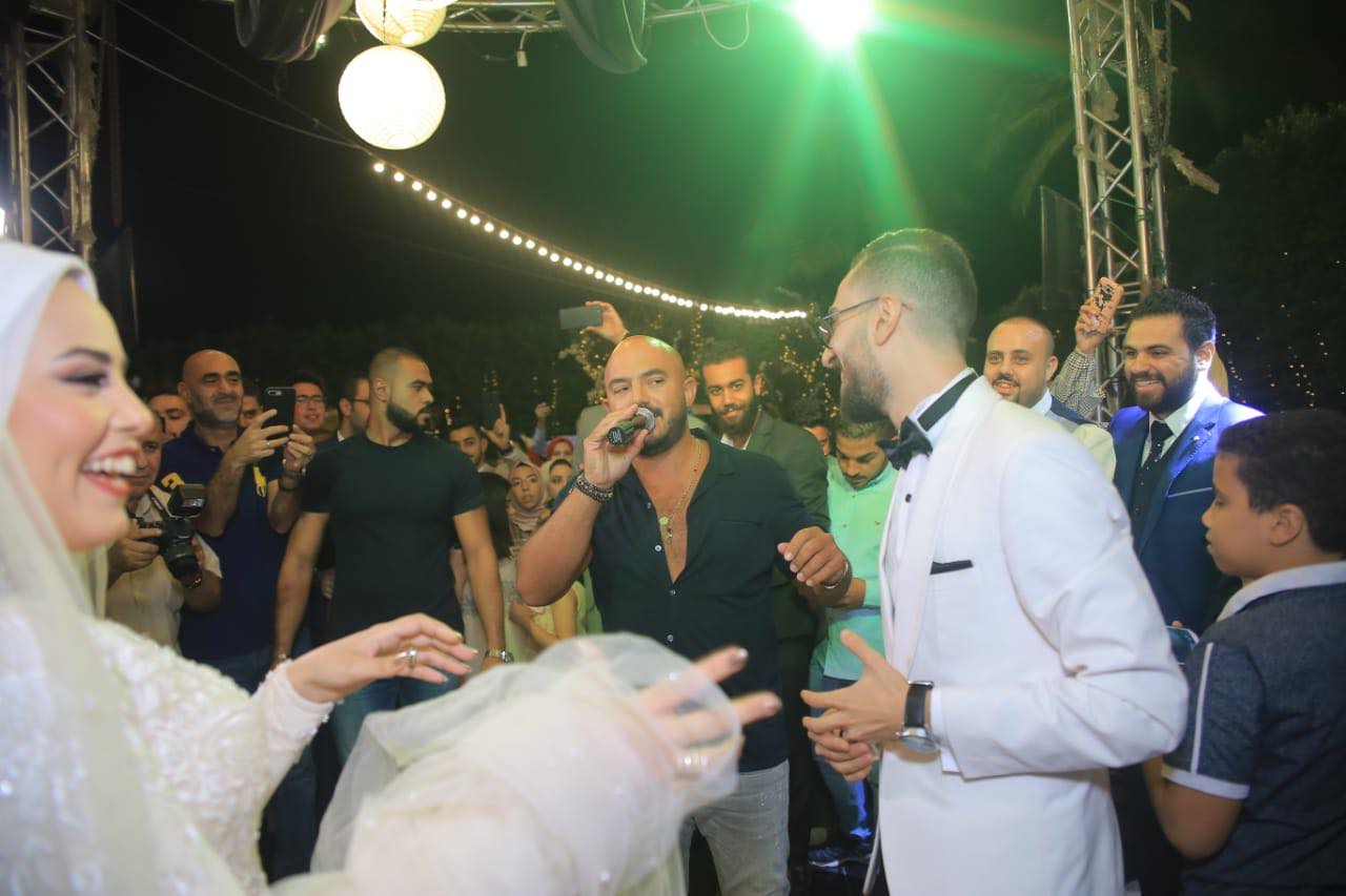 محمود العسيلى يشعل حفل زفافا معجبته