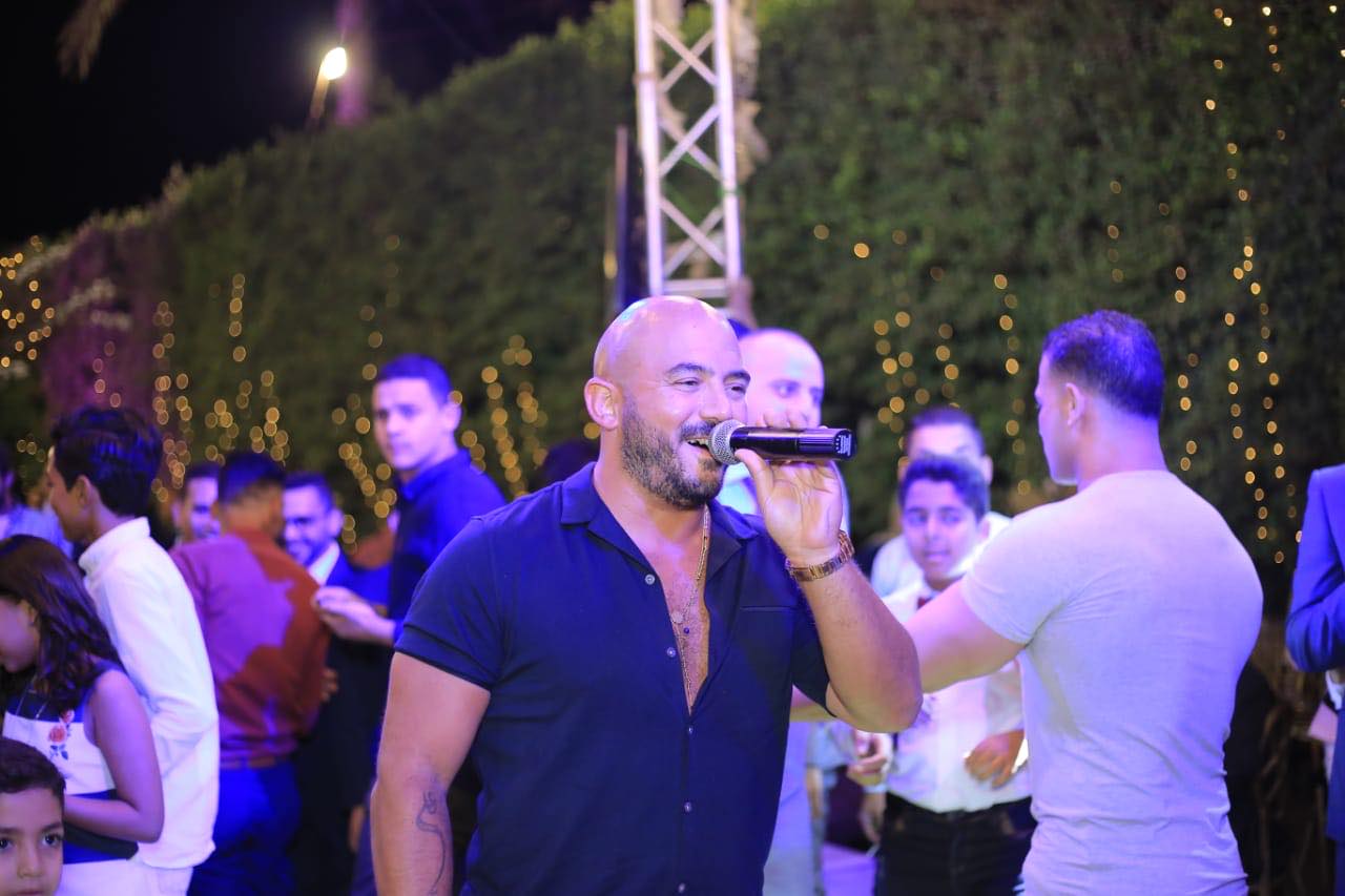 محمود العسيلى يغنى فى فرح معجبة محمود العسيلى يغنى فى فرح معجبة