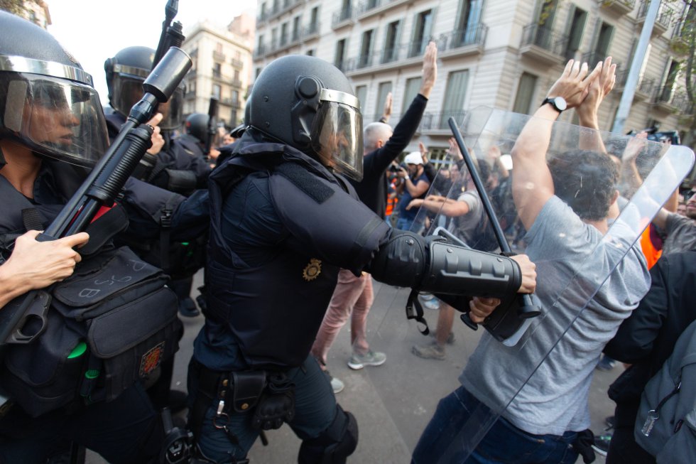 اشتباكات بين المحتجين والشرطة الكتالونية