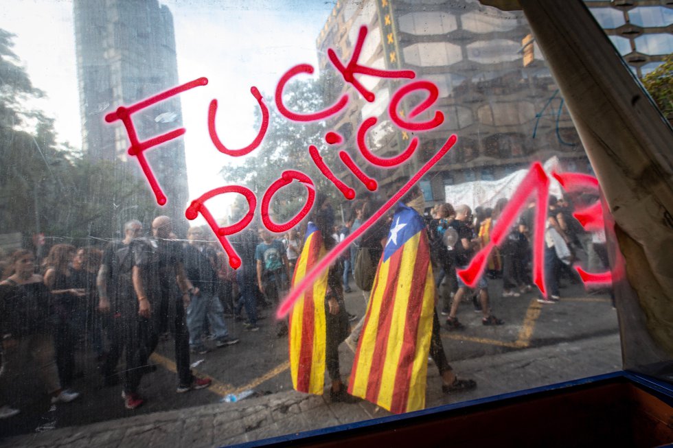 اعمال شغب فى كتالونيا اثناء مظاهرات المطالبة بالاستقلال