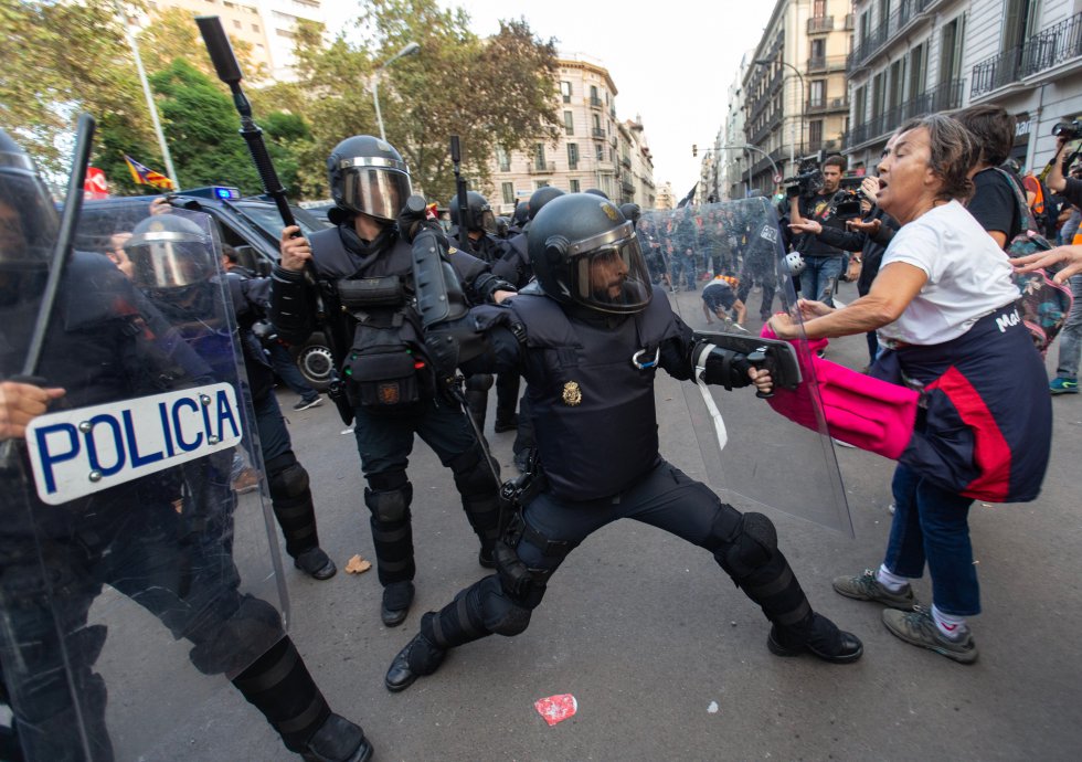اشتباكات المتظاهرين فى كتالونيا