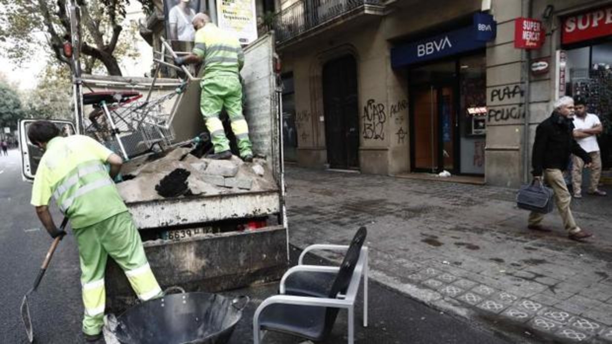 تنظيف مدينة برشلونة بعد اعمال شغب وفوضى