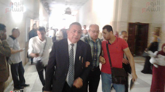 والد شهيد الشهامة وهيئة الدفاع أثناء خروجة من قاعة المحكمة