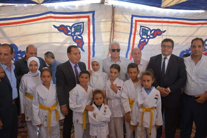 محافظ جنوب سيناء وتلاميذ بالمدرسة (1)