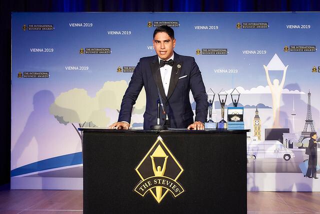 رجل الأعمال يلقى كلمة خلال الحفل