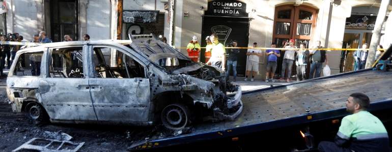 احد السيارات التى تم حرقها فى احتجاجات كتالونيا