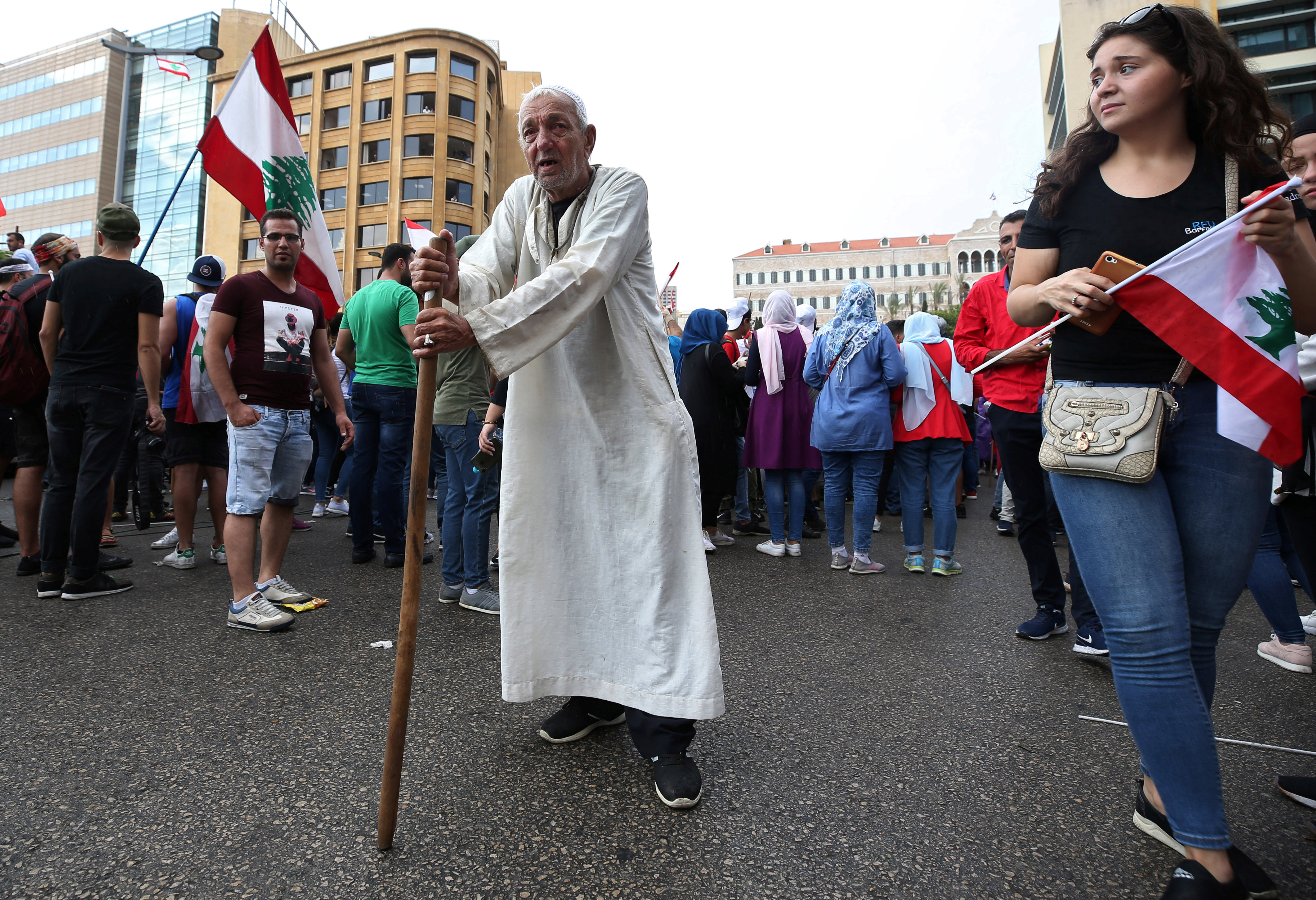 رجل عجوز يشارك فى التظاهر ببيروت
