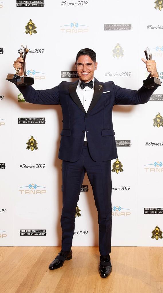 رجل الأعمال بعد تسلم الجائزة