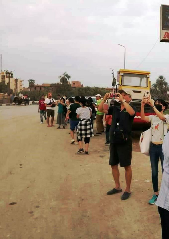 السياح يلتقطون الصور التذكارية لمفتاح الحياة خلال تركيبه بكورنيش الاقصر