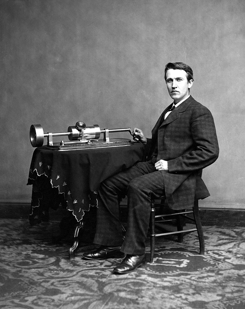 إديسون مع اختراعه الفونوغراف