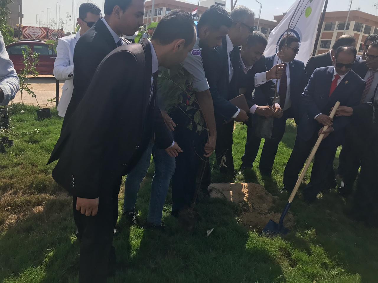 انطلاق أعمال مبادرة هنجملها بحرم جامعة العريش لزراعة الأشجار (3)