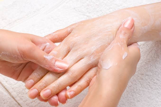 وصفات طبيعية لمواجهة جفاف اليدين