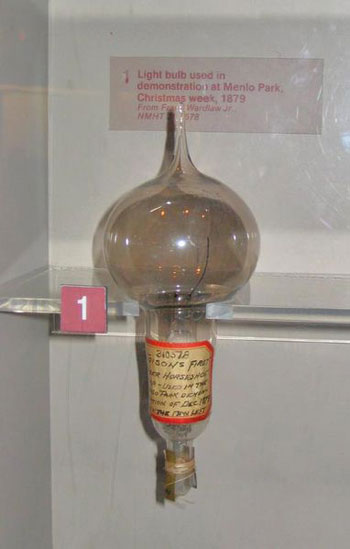 أول-مصباح-ناجح-اخترعه-إديسون