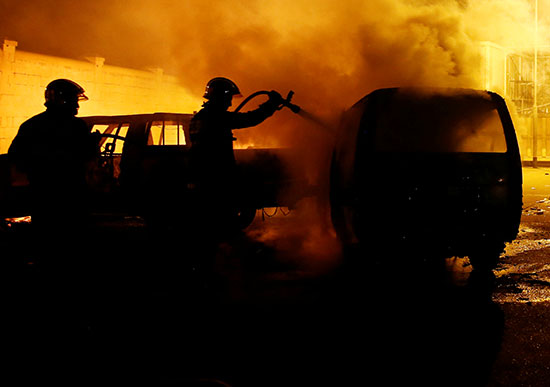 رجال الحماية المدنية أثناء إطفاء الحرائق