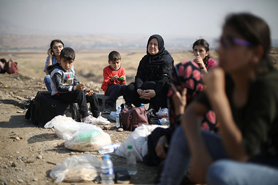 الأكراد النازحون عالقون على الحدود بعد هجوم تركي في شمال شرق سوريا