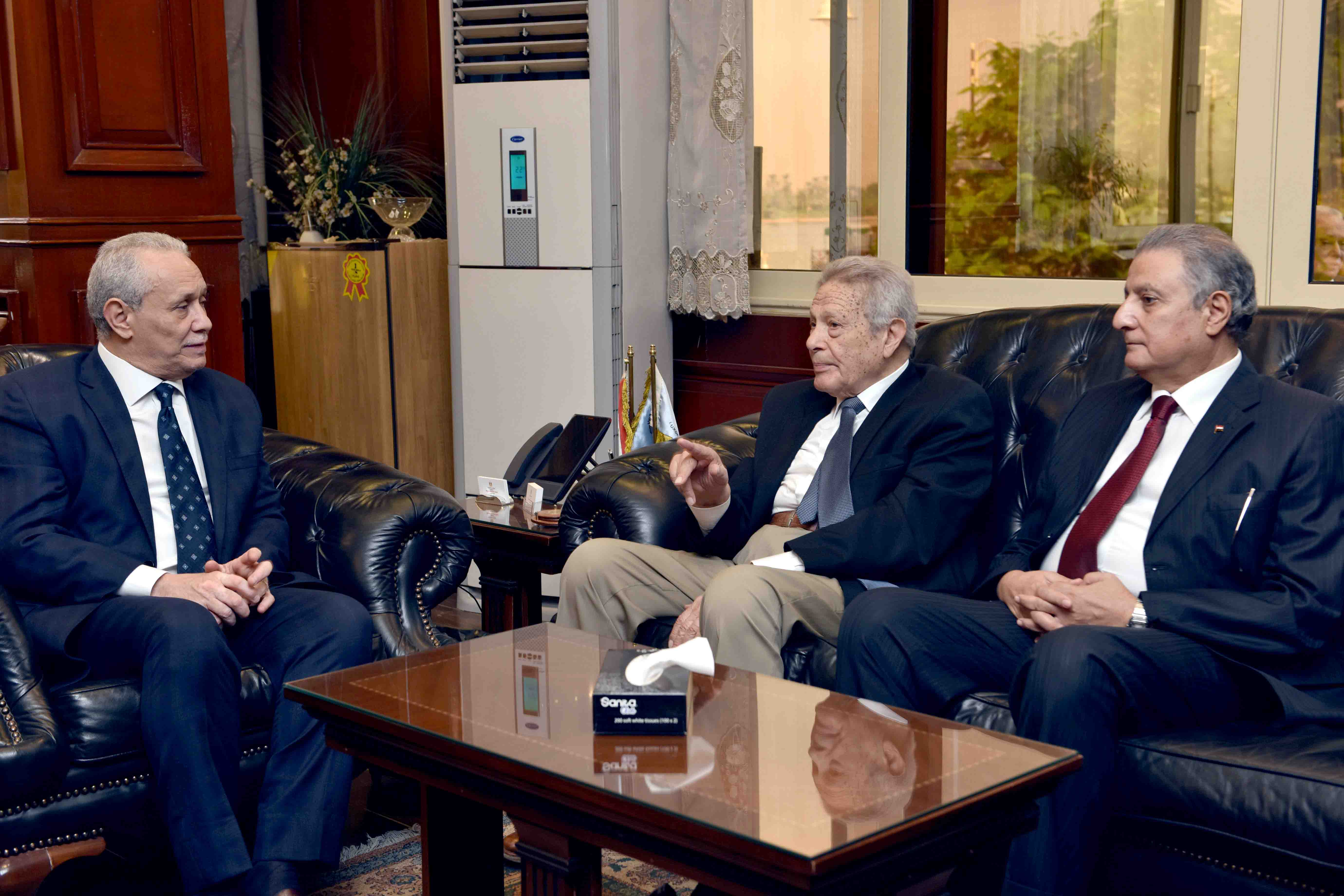 محافظ الأقصر يلتقي بمجلس إدارة مكتبات مصر لبحث إفتتاح مكتبة جديدة بمدينة طيبة (2)