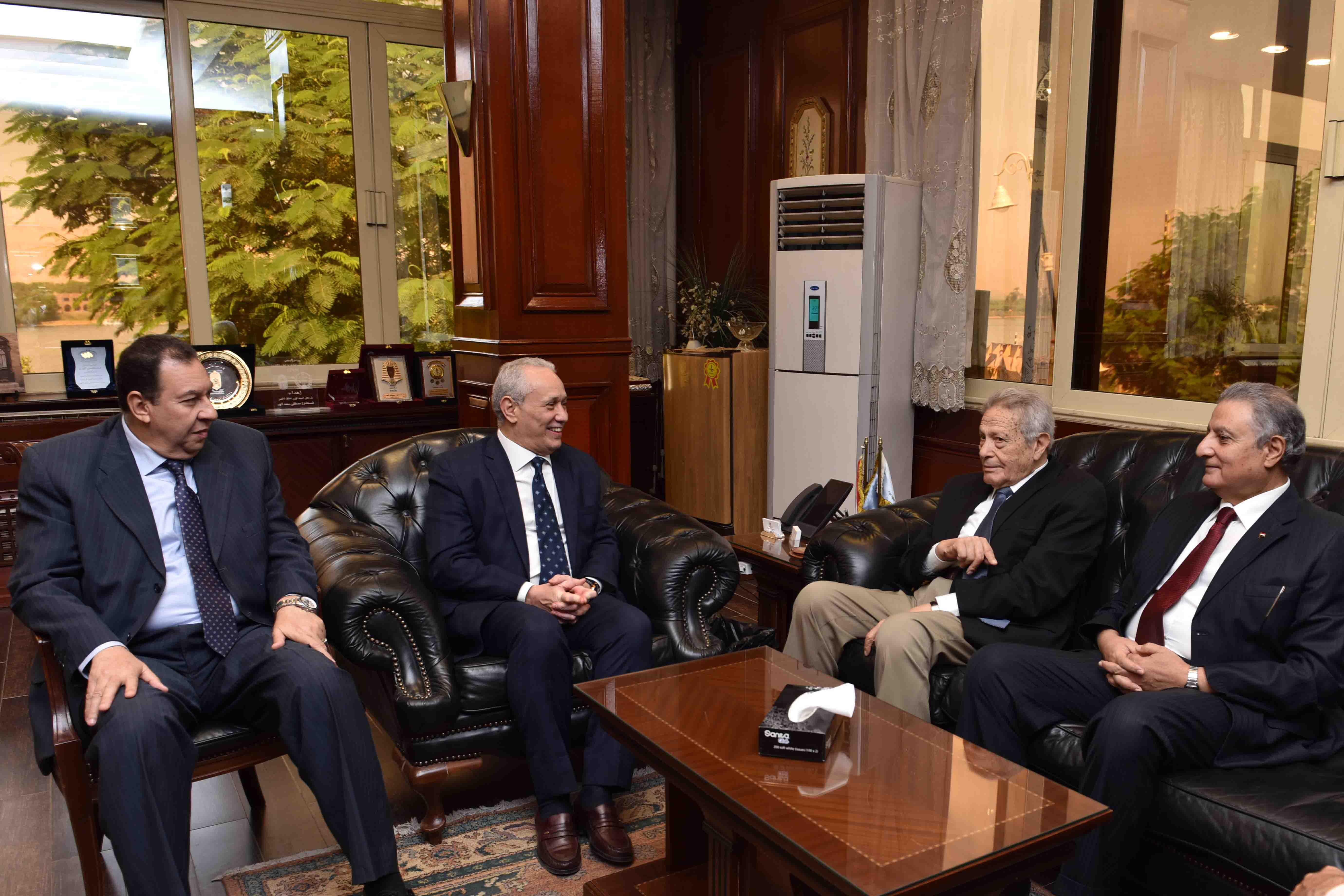 محافظ الأقصر يلتقي بمجلس إدارة مكتبات مصر لبحث إفتتاح مكتبة جديدة بمدينة طيبة (1)
