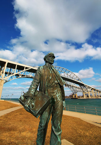 تمثال-لإديسون-الصغير-أمام-جسر-المياه-الزرقاء
