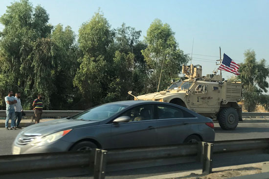 عراقيون-يتابعون-دخول-المدرعات-الأمريكية-للأراضى-العراقية