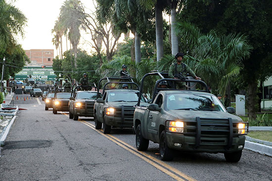 سيارات تنقل القوات لحماية المدينة
