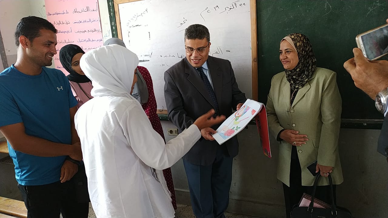 2- الدكتور محمد شقيدف مع الطلاب