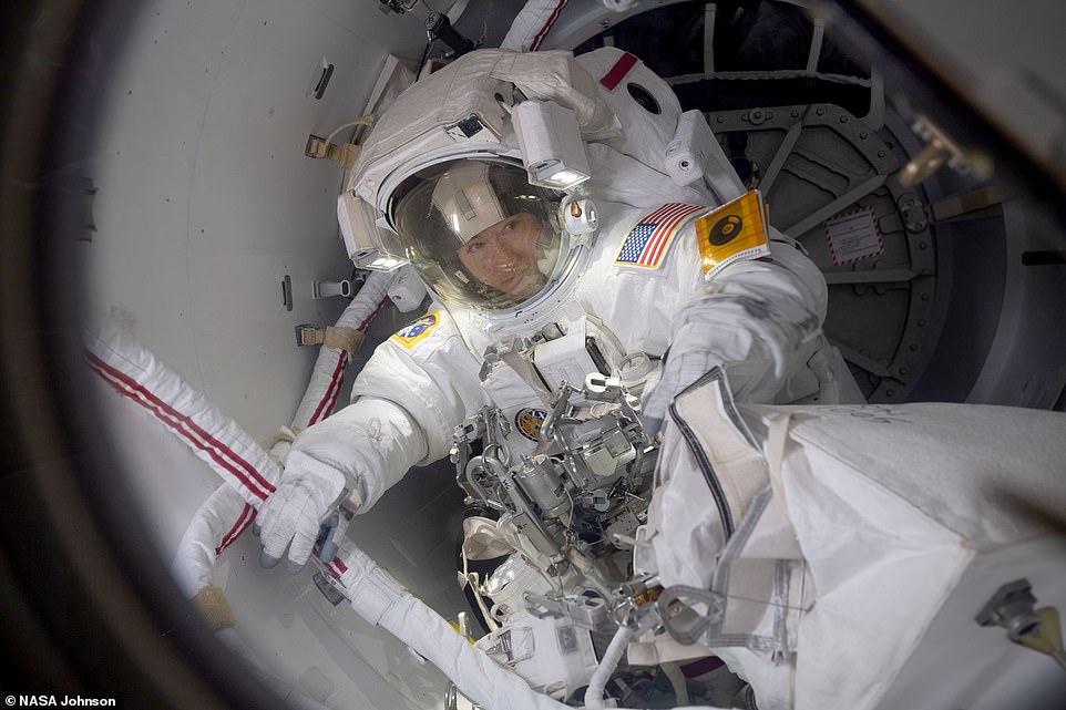 كوتش خلال خروجها فى أول رحلة سير فى الفضاء