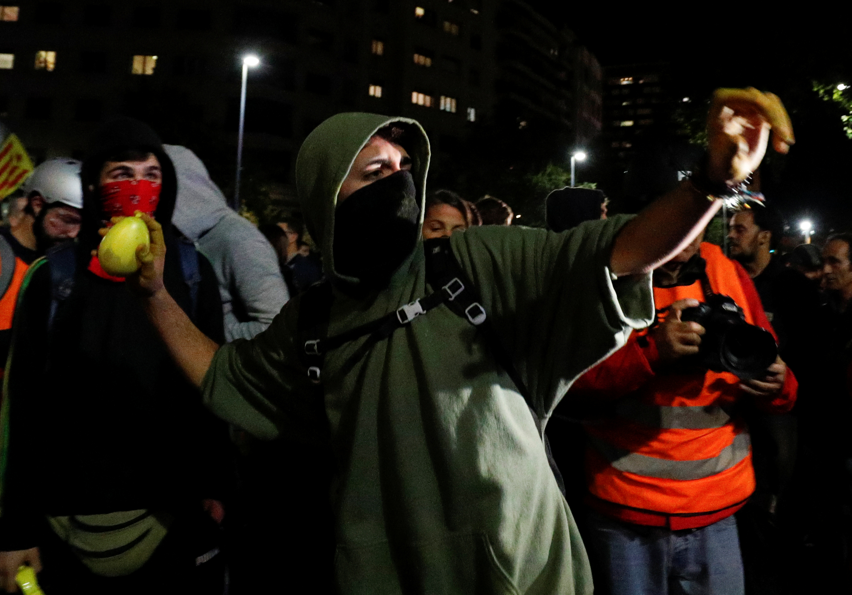جانب من الاحتجاجات فى كتالونيا مساء الاثنين