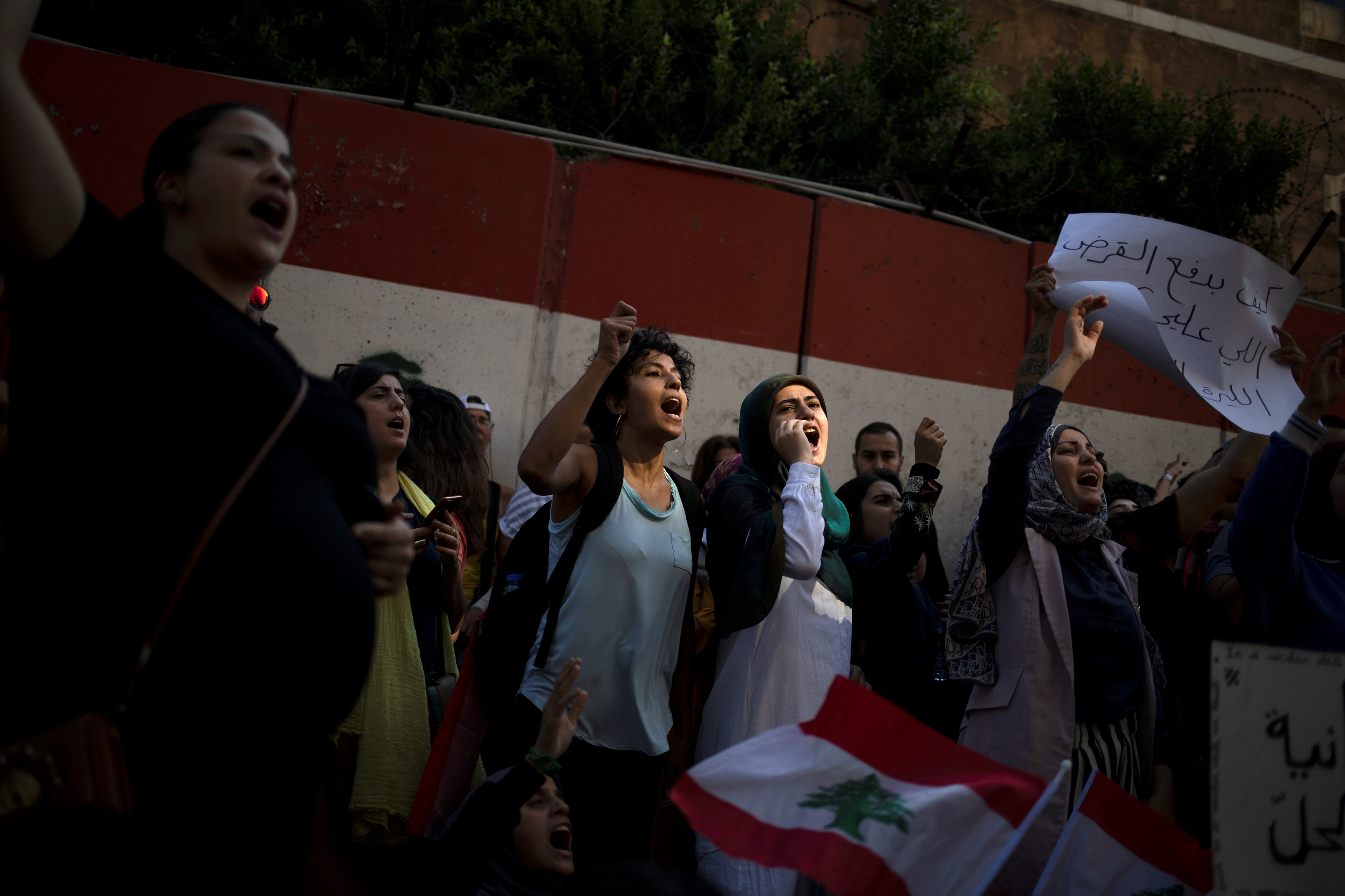 مظاهرة خارج البنك المركزى فى بيروت