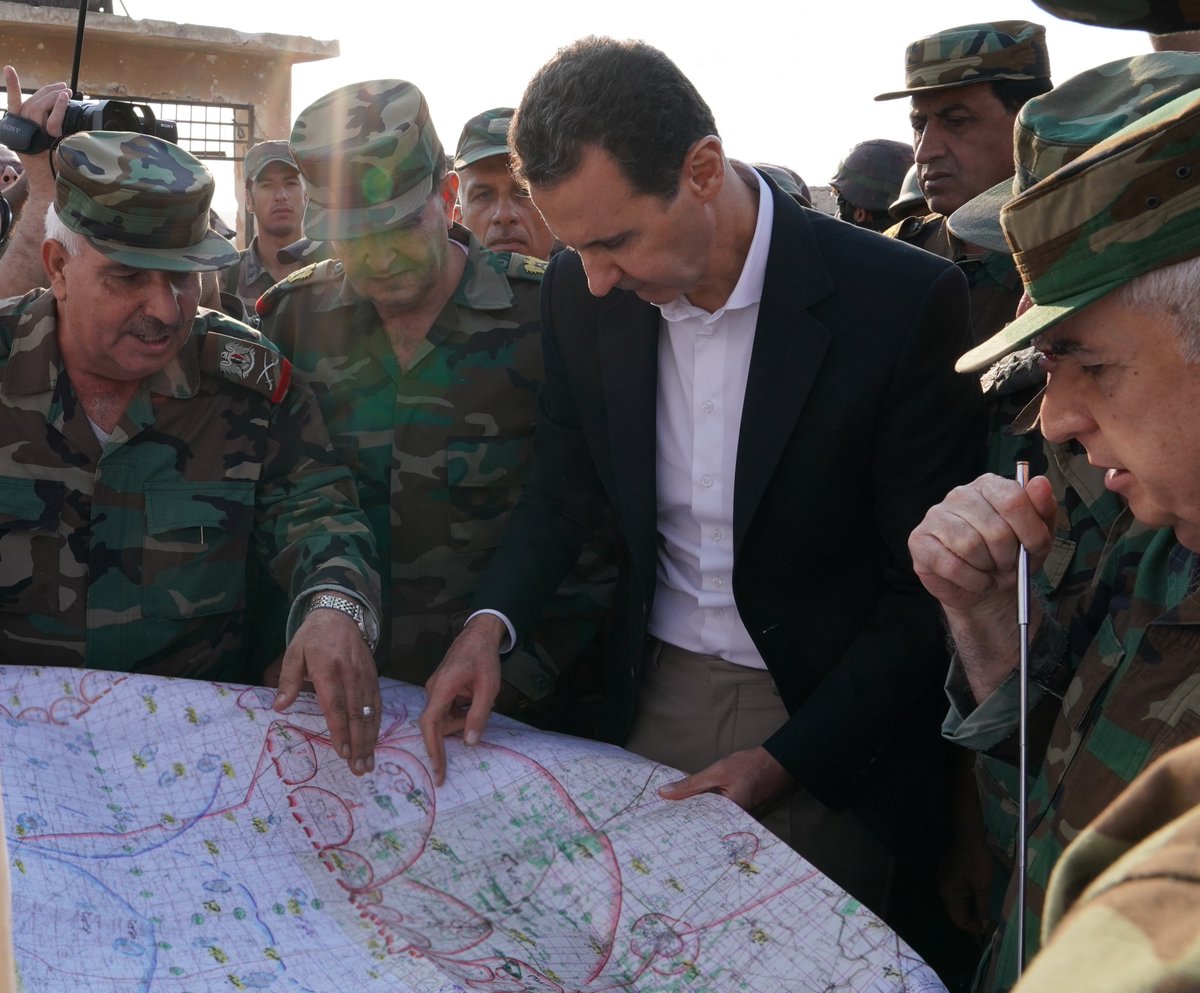 بشار الأسد يتوسط رجال الجيش