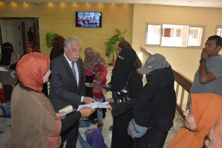 محافظ جنوب سيناء يستقبل مواطنين لحل مشاكلهم (1)